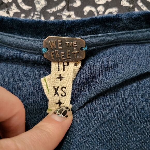 WeāTheāFreeĀ BlueāVelvetāTunic - Picture 6 of 7